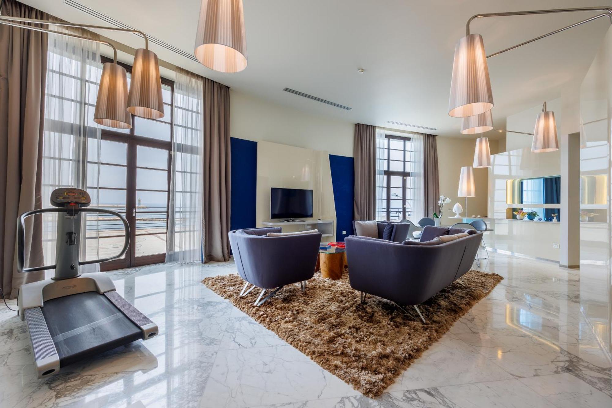 Jr Hotels Bari Grande Albergo Delle Nazioni Ngoại thất bức ảnh The interior of a suite at the hotel
