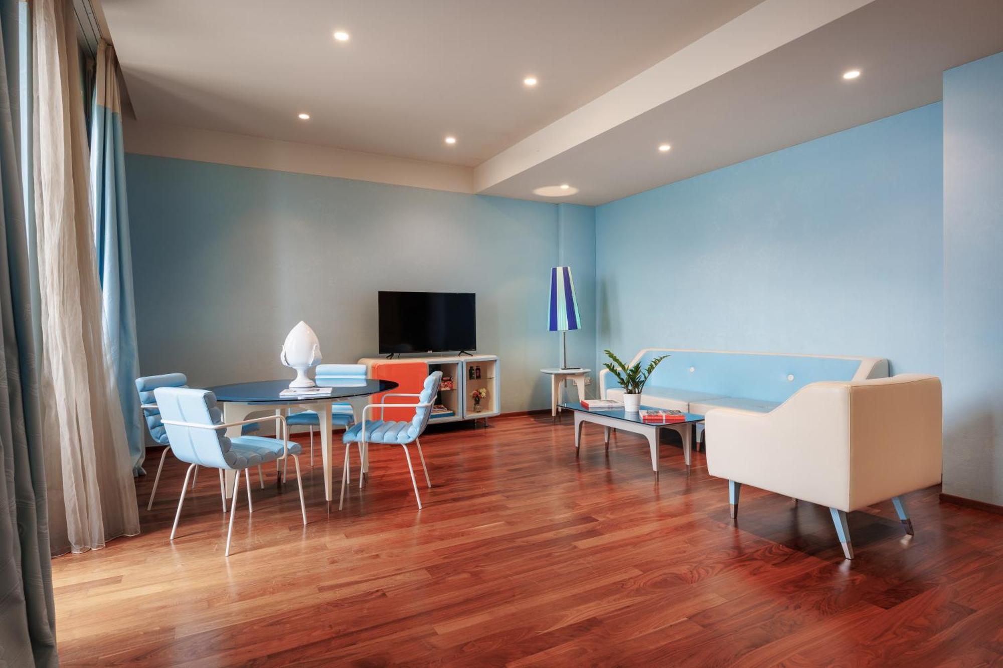 Jr Hotels Bari Grande Albergo Delle Nazioni Ngoại thất bức ảnh A living room with a hardwood floor
