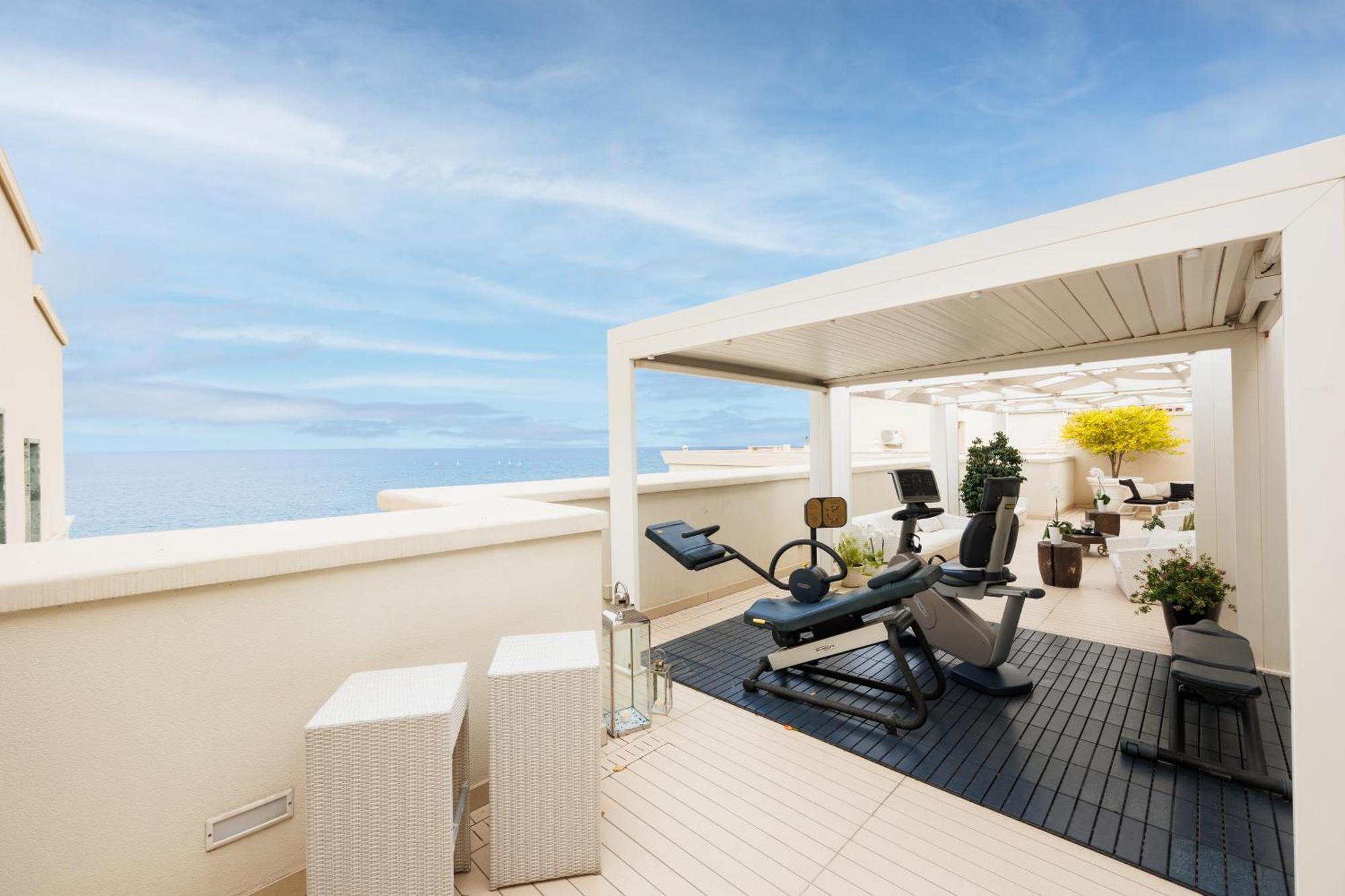 Jr Hotels Bari Grande Albergo Delle Nazioni Ngoại thất bức ảnh The gym at the top of the hotel