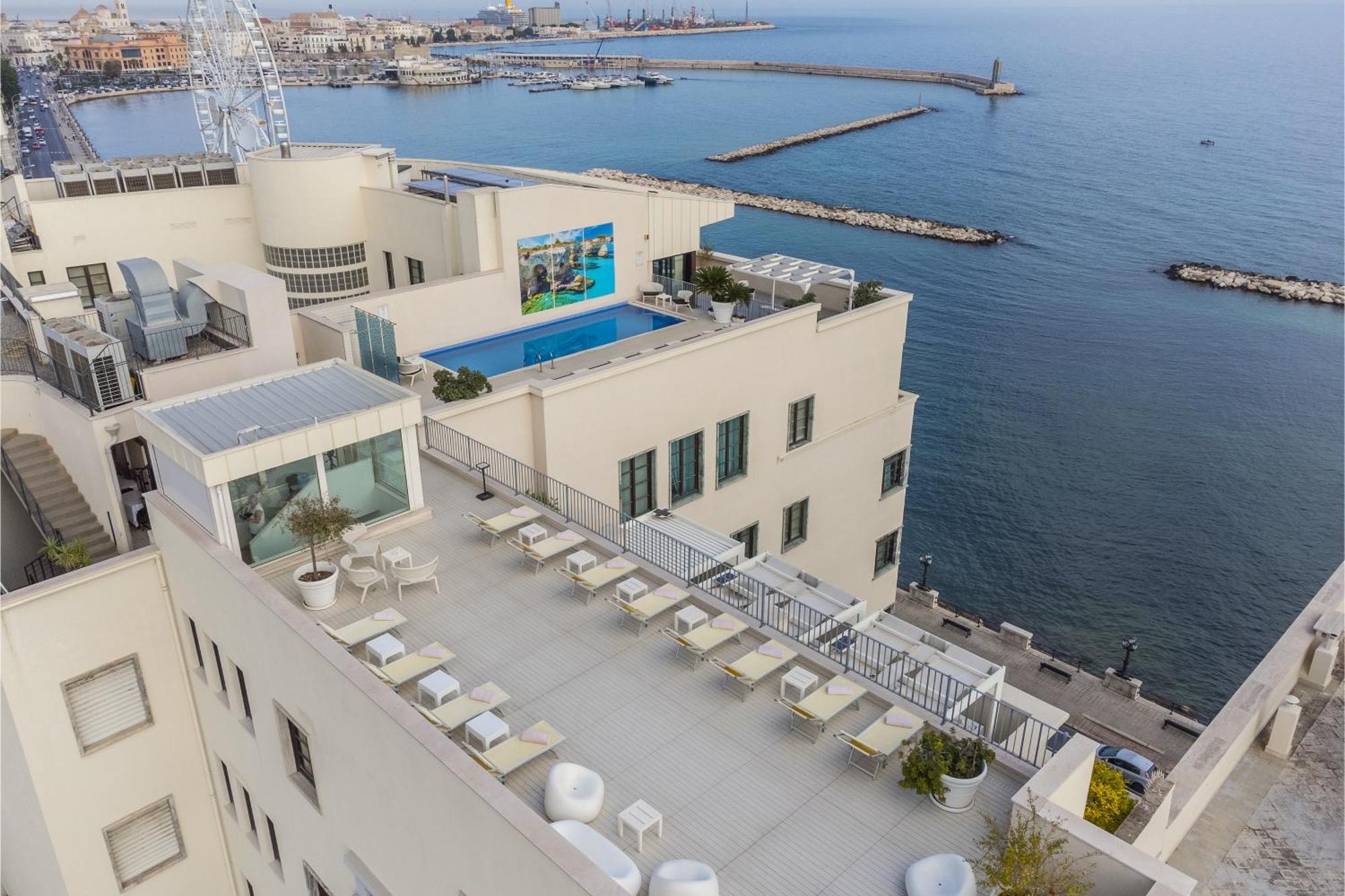 Jr Hotels Bari Grande Albergo Delle Nazioni Ngoại thất bức ảnh The pool at the top of the hotel