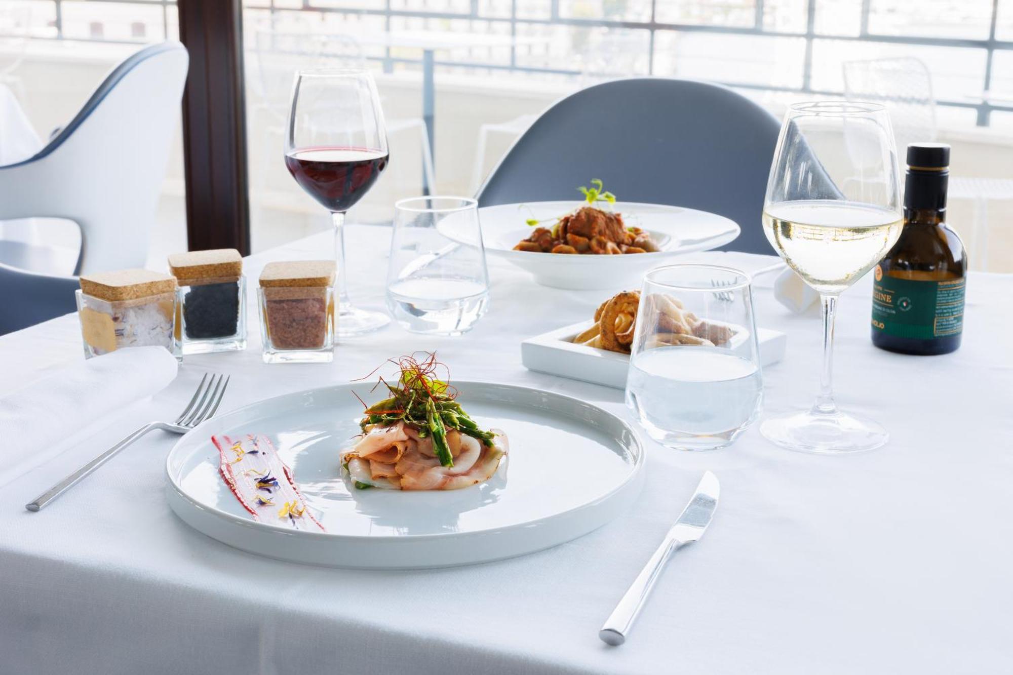 Jr Hotels Bari Grande Albergo Delle Nazioni Ngoại thất bức ảnh A meal at the restaurant