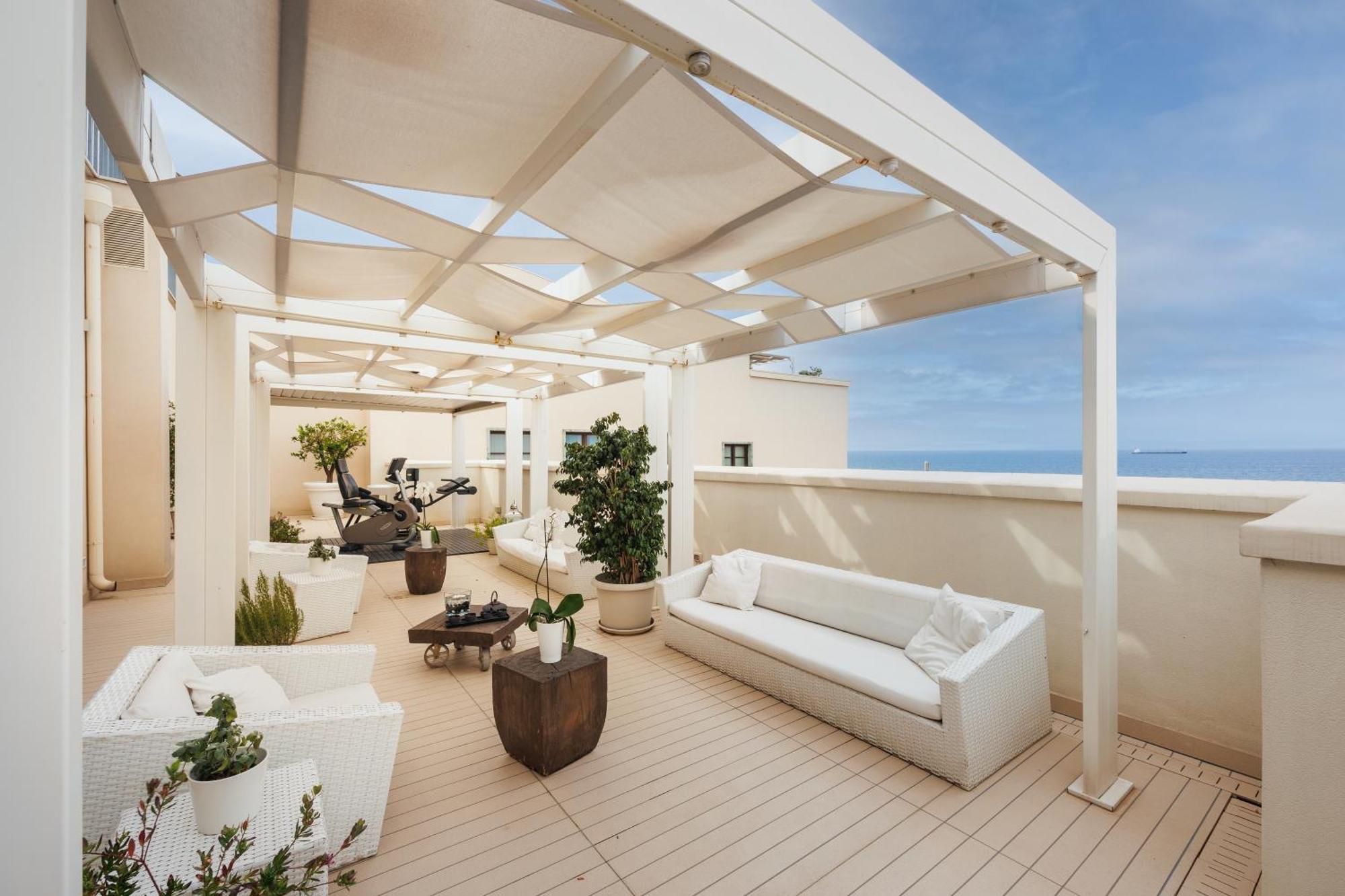 Jr Hotels Bari Grande Albergo Delle Nazioni Ngoại thất bức ảnh A rooftop terrace